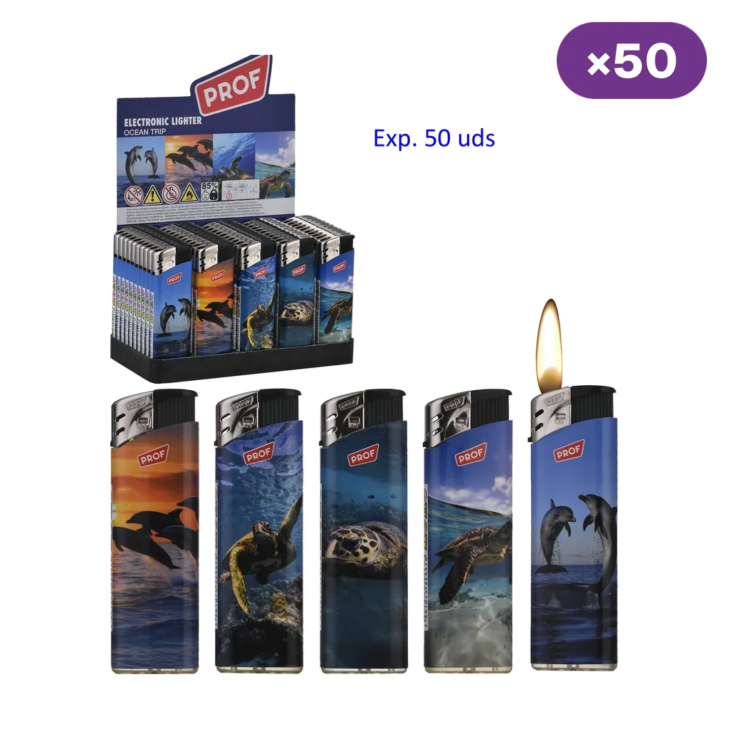 Selección de encendedores Prof Ocean Trip con diseños de tortugas y delfines, uno con llama, junto a un expositor rotulado con 50 unidades.