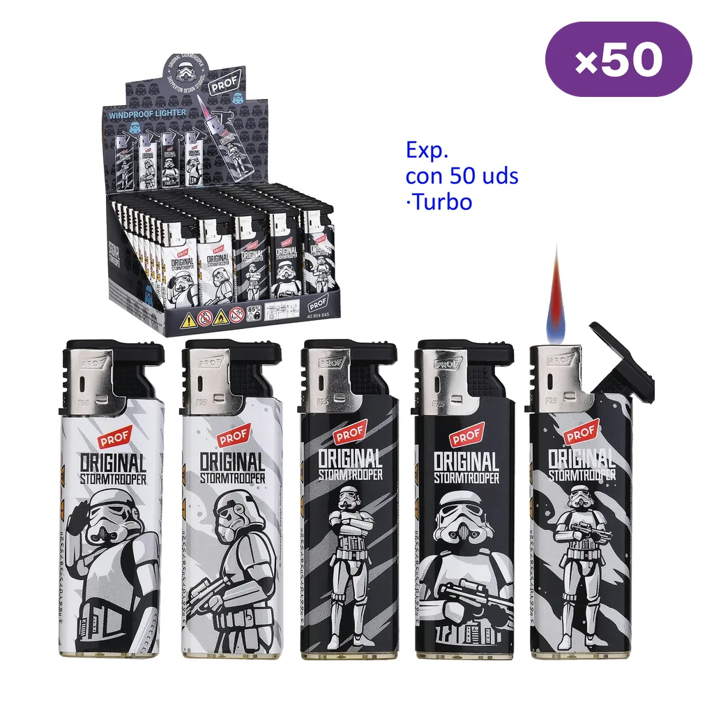 Cinco diseños de encendedores turbo Prof Stormtrooper en blanco y negro, uno con llama representada, junto a un expositor marcado ×50.