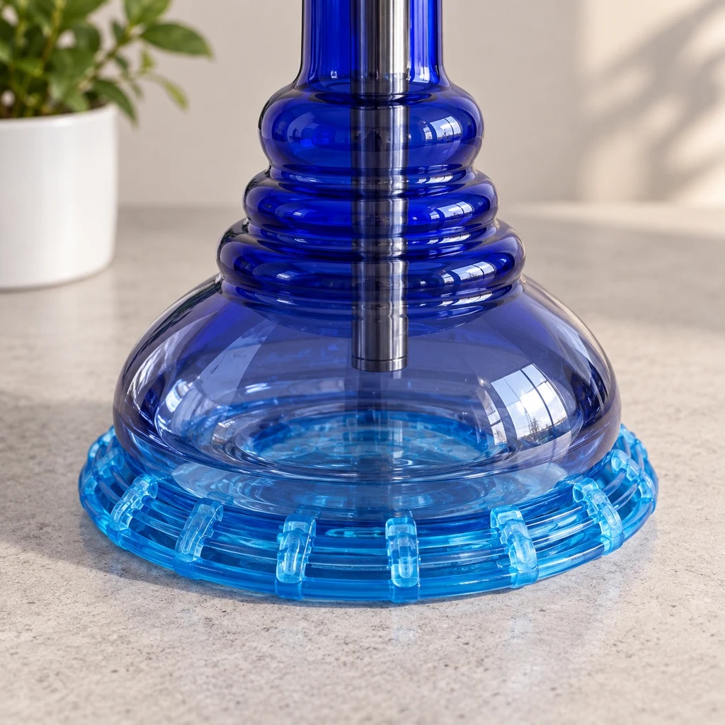 Primer plano de un protector azul translúcido con relieves alrededor de la base de una cachimba azul sobre una mesa clara.