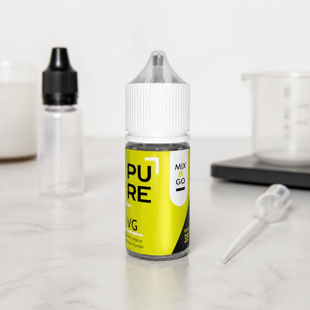Frasco de Pure Base Mix & Go VG con etiqueta amarilla y tapón blanco, junto a una pipeta y recipientes sobre una mesa.
