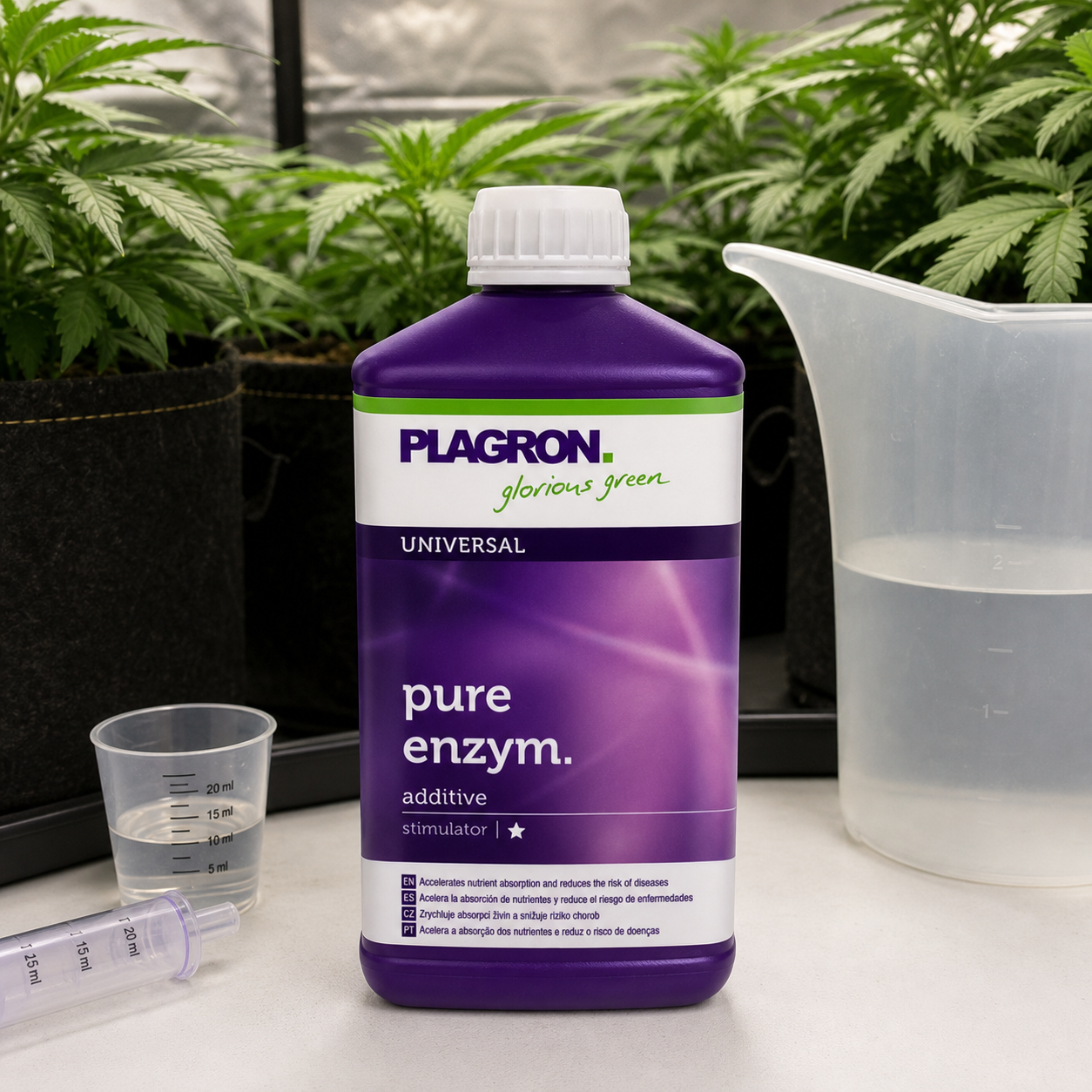 Botella morada de Plagron Pure Enzym junto a un vaso dosificador, una jeringa y una jarra con agua, con plantas al fondo.