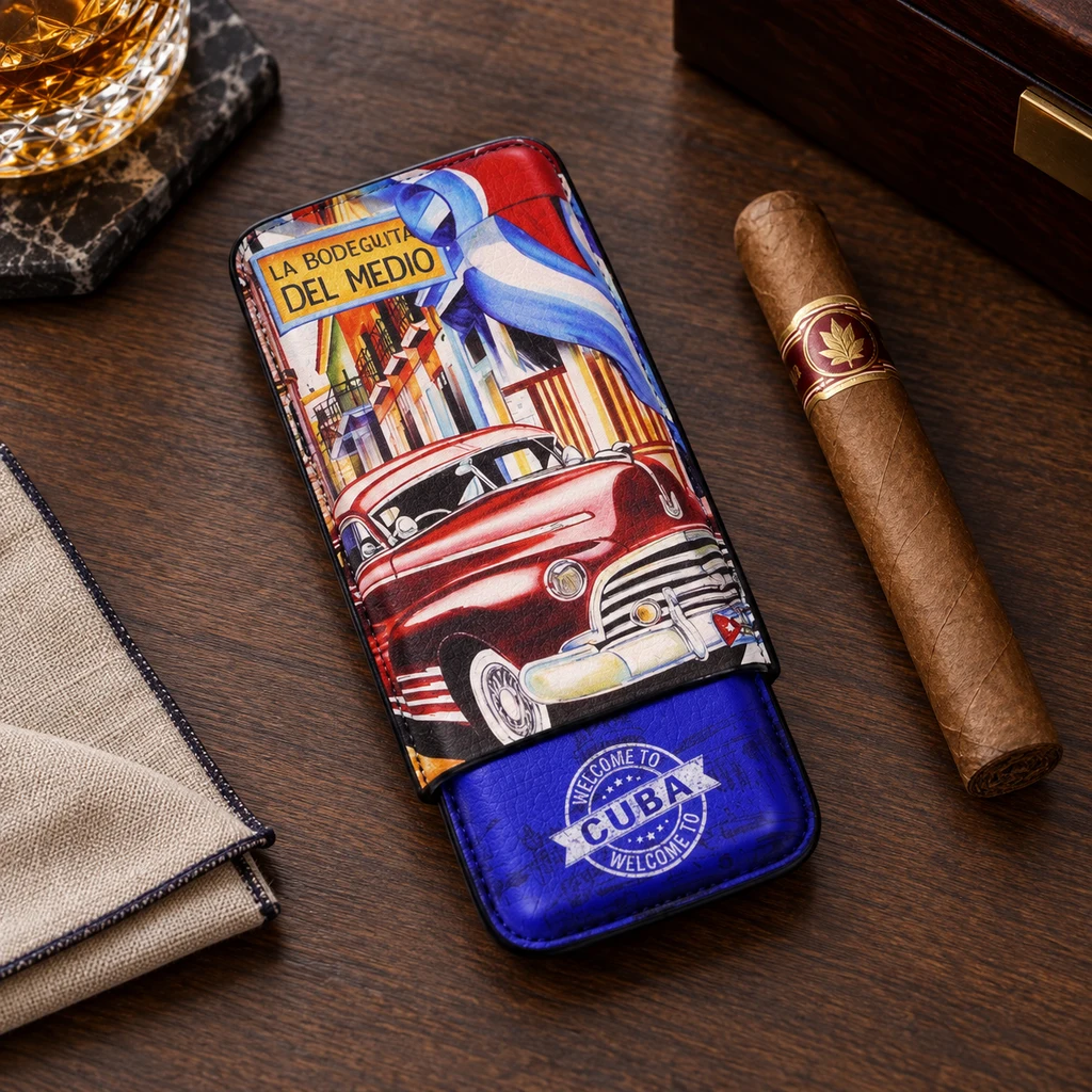 Estuche para puros con ilustración de un coche rojo, bandera cubana y texto «Cuba», junto a un puro sobre una mesa de madera.