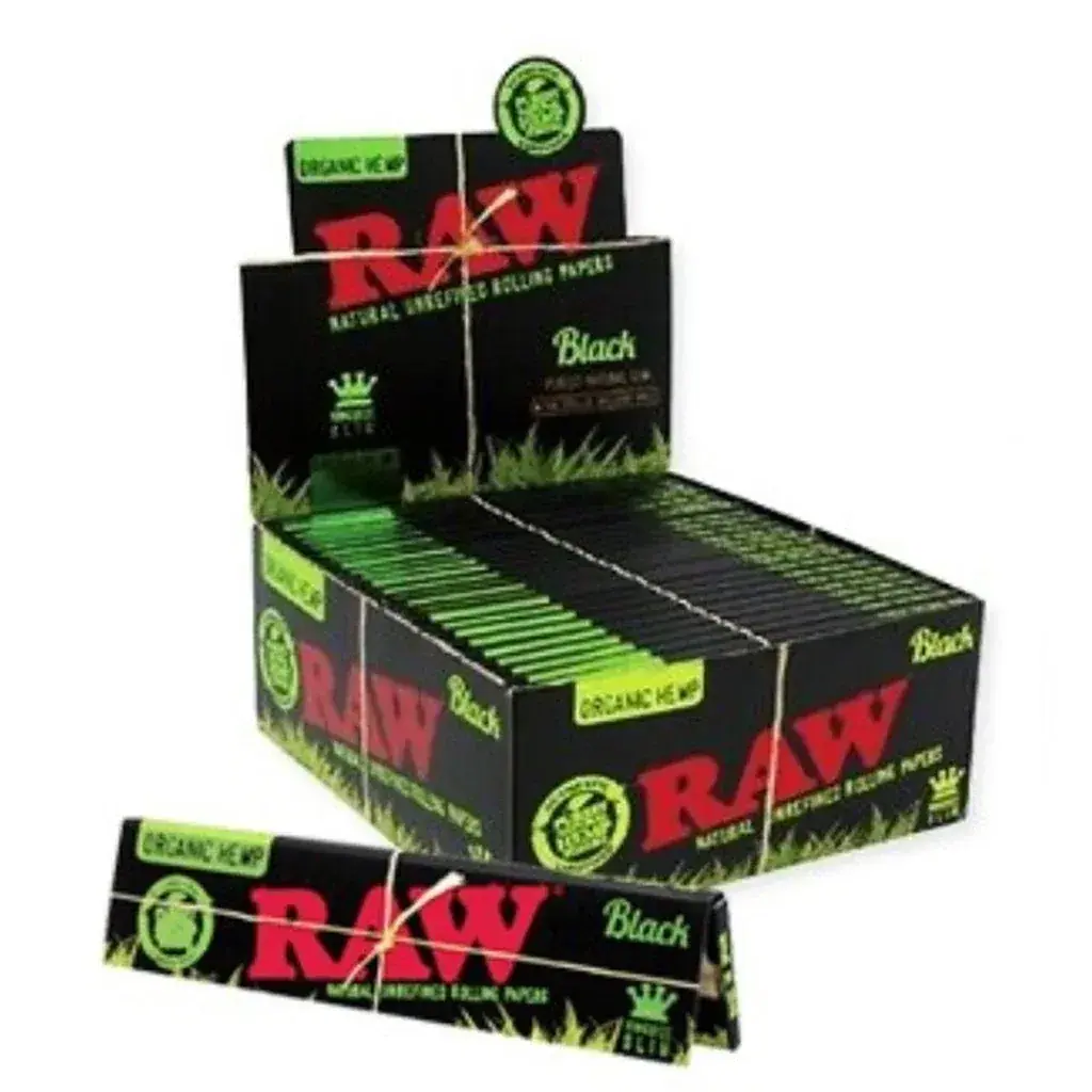 Expositor abierto de papel de liar RAW Black Organic con numerosos librillos negros y verdes, y un librillo colocado delante. Expositor abierto de papel de liar RAW Black Organic con numerosos librillos negros y verdes, y un librillo colocado delante.