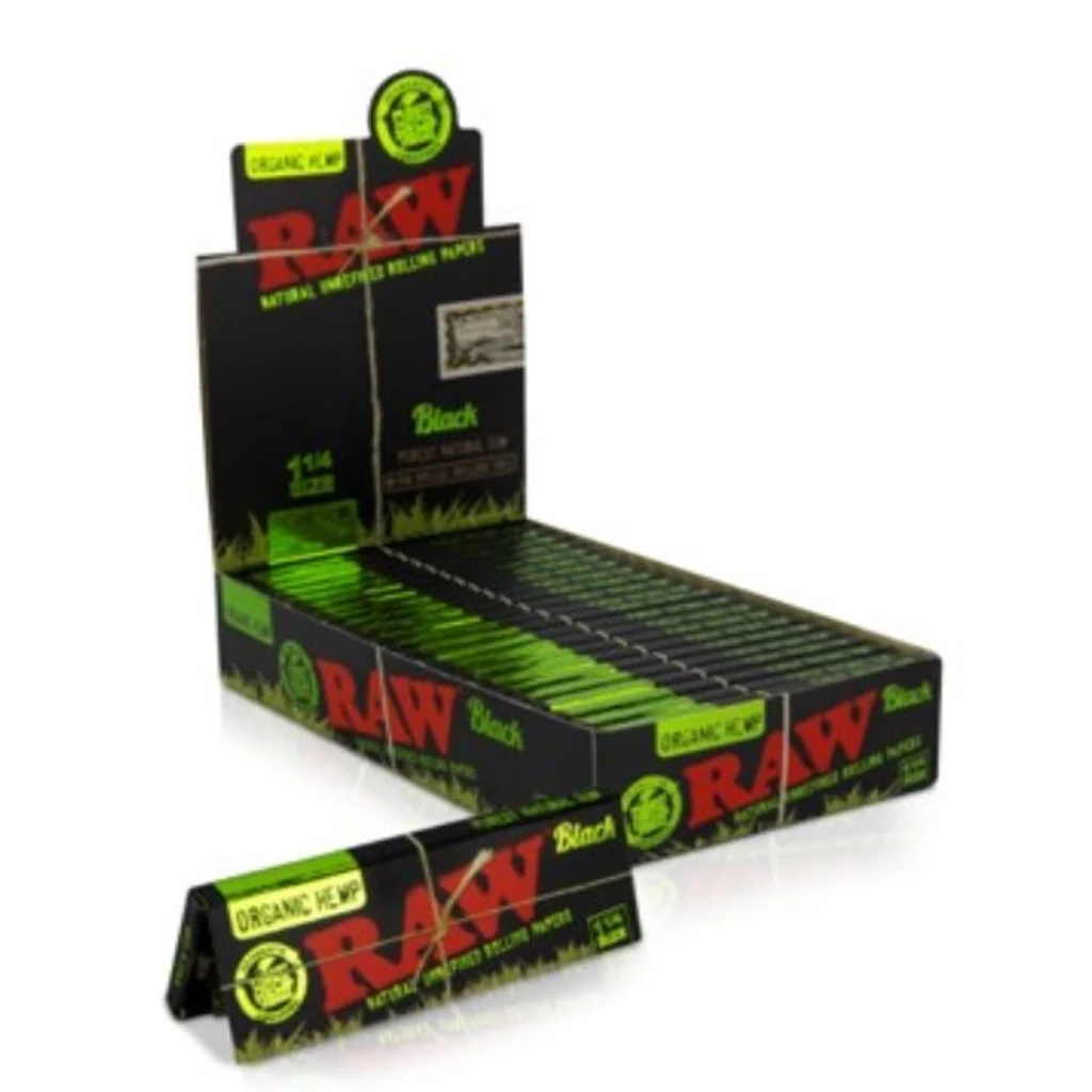 Expositor abierto de papel de liar RAW Black Organic con varios librillos negros, letras rojas y detalles verdes; uno aparece delante.