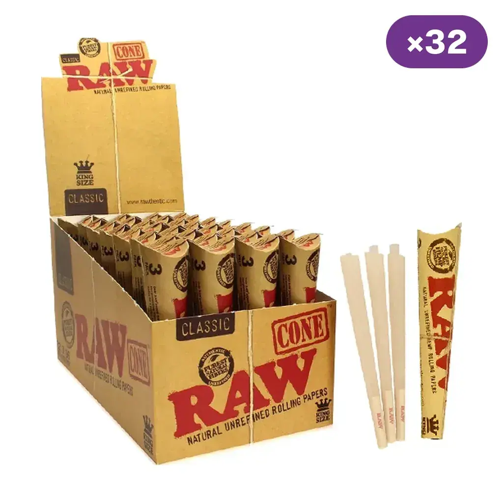 Expositor de conos RAW Classic King Size con envases marrones, conos sueltos a un lado y distintivo «×32» en la esquina superior.