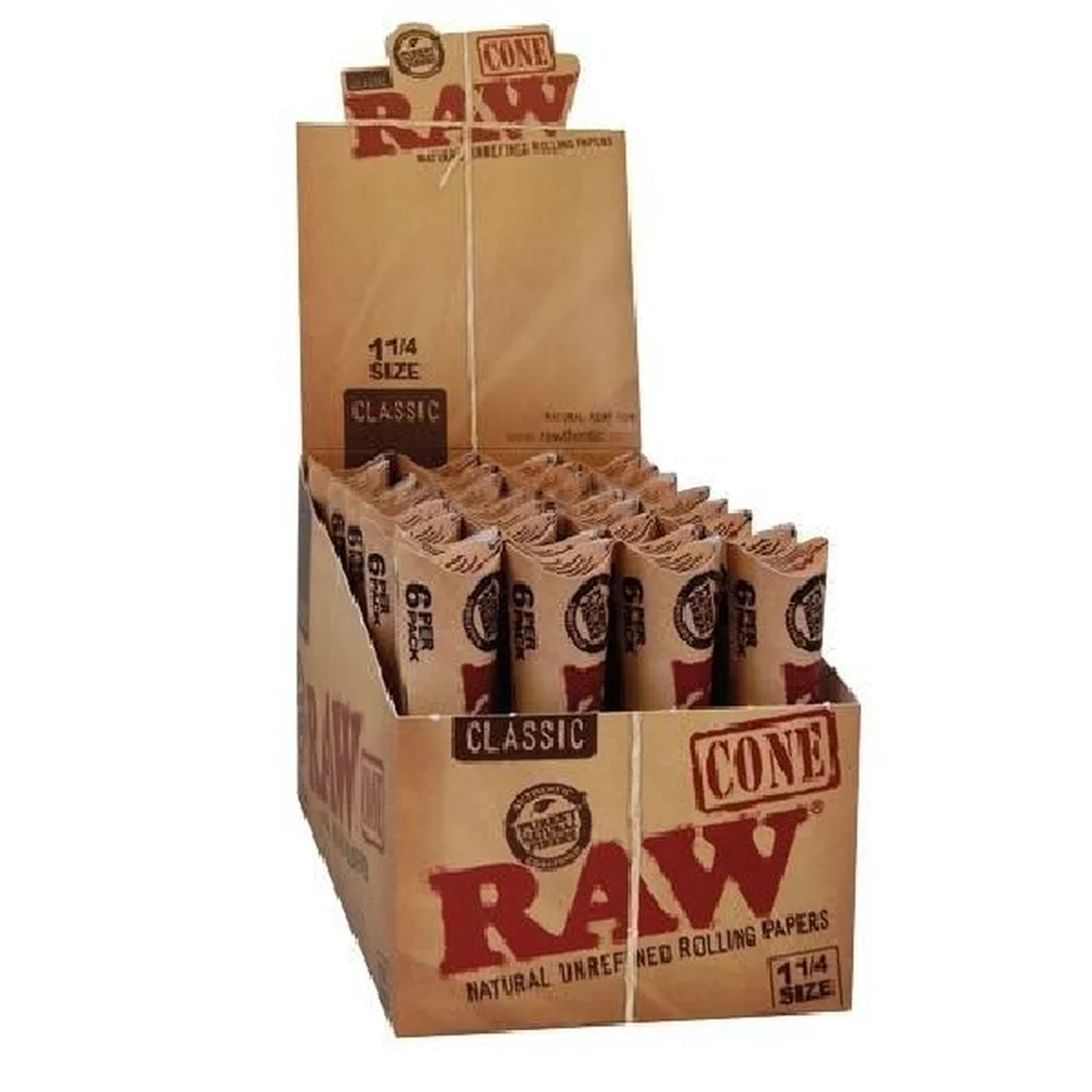 Expositor de cartón RAW Classic con varios envases de conos 1¼, en tonos marrones y con el logotipo rojo.