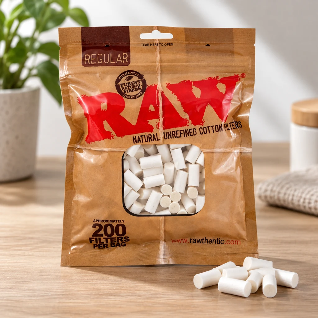 Bolsa marrón de filtros RAW Regular con ventana transparente y varias unidades blancas sobre una mesa de madera.