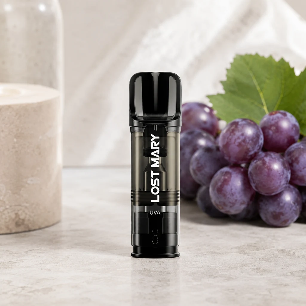 Lost Mary Tappo Pro Grape de pie sobre una superficie clara, con boquilla negra y texto «UVA», junto a un racimo de uvas moradas.