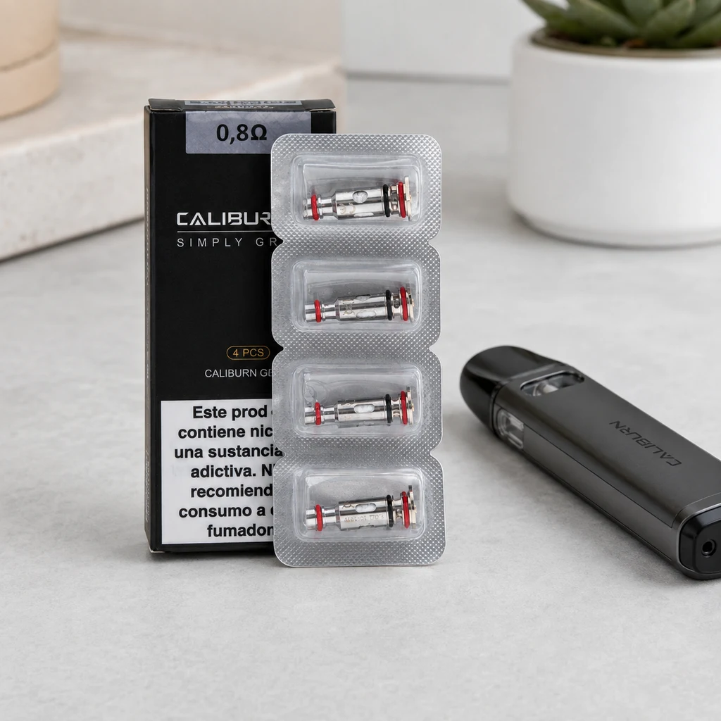 Resistencias Uwell Caliburn G en blíster, delante de una caja marcada 0,8 Ω y junto a un dispositivo negro sobre una mesa clara.