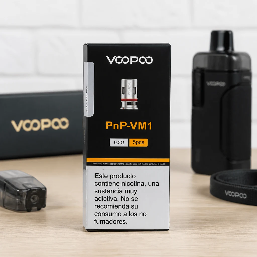 Caja de resistencias Voopoo PnP-VM1 con indicaciones de 0,3 ohm y 5 unidades, junto a un vapeador y un cartucho. Caja de resistencias Voopoo PnP-VM1 con indicaciones de 0,3 ohm y 5 unidades, junto a un vapeador y un cartucho.