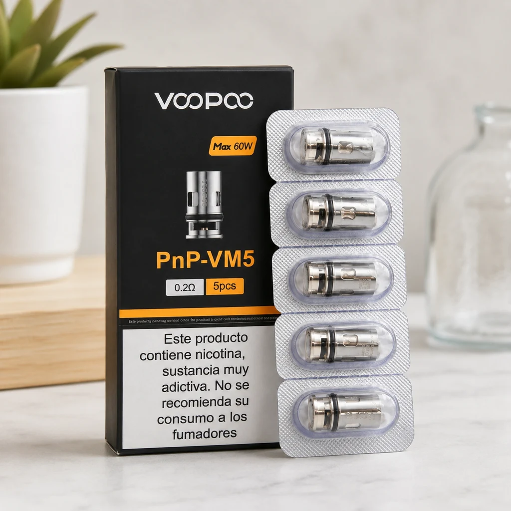 Resistencias Voopoo en blíster junto a su caja negra PnP-VM5, con las indicaciones 0,2 Ω y Max 60W sobre una mesa. Resistencias Voopoo en blíster junto a su caja negra PnP-VM5, con las indicaciones 0,2 Ω y Max 60W sobre una mesa.