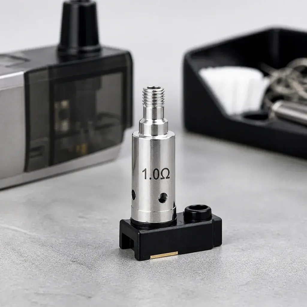 Resistencia Lost Vape Orion Q-Pro plateada, marcada con 1.0 Ω y montada en una base negra, con un vapeador desenfocado al fondo.