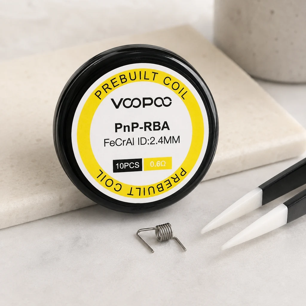 Estuche circular de resistencias Voopoo PnP-RBA con etiqueta de 0,6 Ω y 10 piezas, junto a una resistencia y pinzas de puntas blancas.