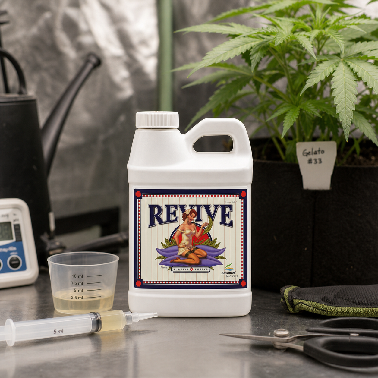 Envase blanco de Advanced Nutrients Revive junto a un vaso medidor, una jeringa y tijeras, con una planta de cannabis detrás. Envase blanco de Advanced Nutrients Revive junto a un vaso medidor, una jeringa y tijeras, con una planta de cannabis detrás.