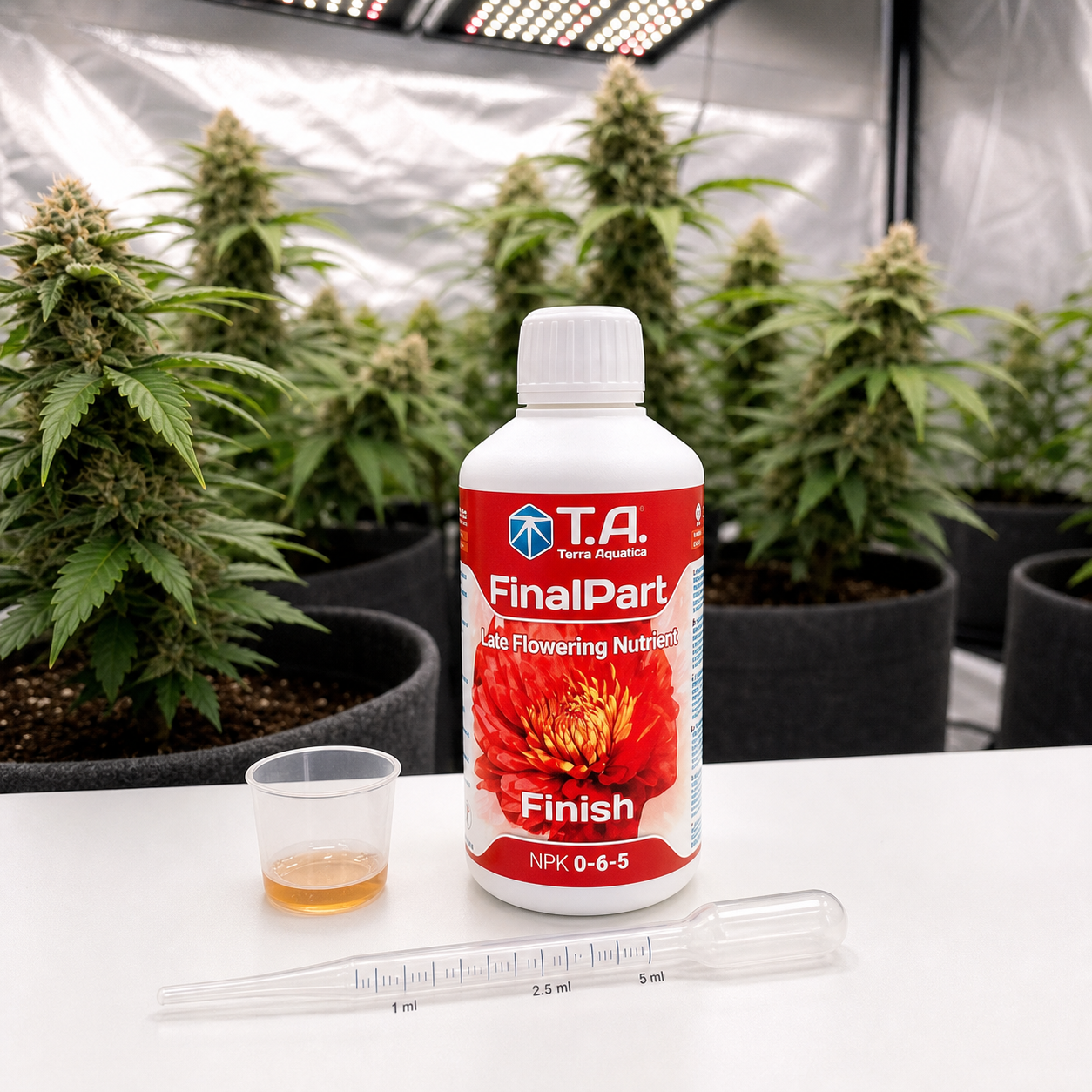 Botella de FinalPart Terra Aquatica con etiqueta roja, junto a un vaso con líquido y una pipeta, ante plantas en floración. Botella de FinalPart Terra Aquatica con etiqueta roja, junto a un vaso con líquido y una pipeta, ante plantas en floración.