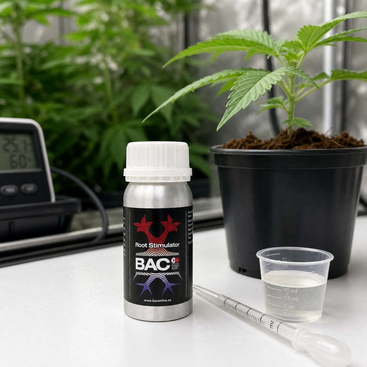 Bote de BAC Root Stimulator con tapón blanco junto a un vaso graduado y una jeringa, delante de una planta en maceta.