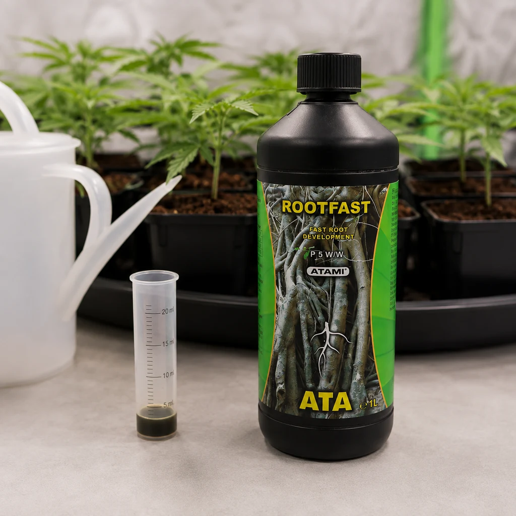 Botella negra de RootFast Atami junto a una probeta con líquido oscuro y una regadera blanca, con plantas en macetas al fondo. Botella negra de RootFast Atami junto a una probeta con líquido oscuro y una regadera blanca, con plantas en macetas al fondo.