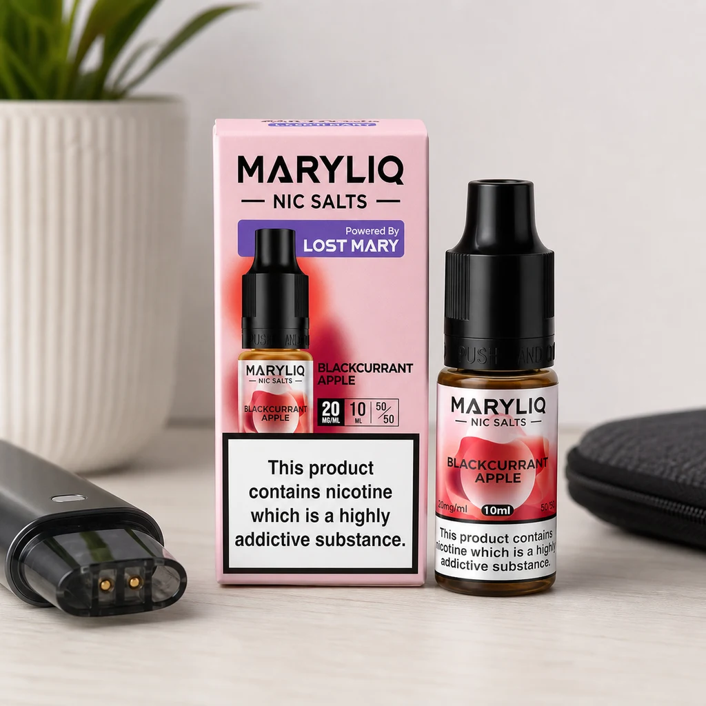 Frasco y caja rosa de MARYLIQ Blackcurrant Apple con advertencia de nicotina, junto a un dispositivo de vapeo sobre una mesa.