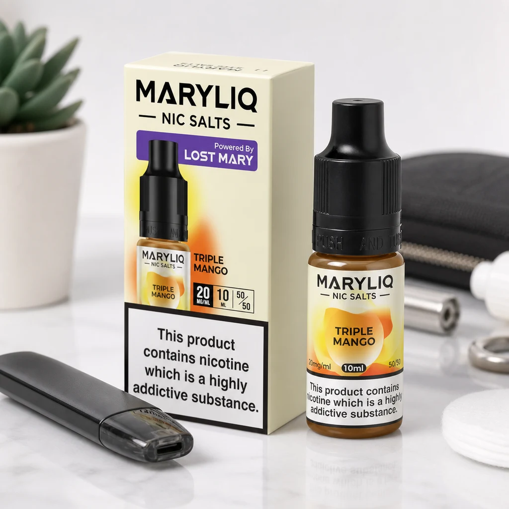 Frasco de MARYLIQ Triple Mango junto a su caja con advertencia sobre nicotina y un dispositivo de vapeo negro sobre una superficie blanca.