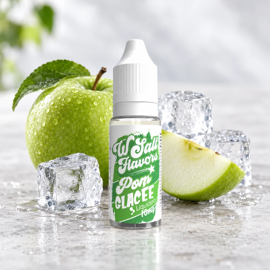 Frasco de Apple Slush de Liquideo con tapón blanco y etiqueta verde, junto a una manzana verde, una rodaja y cubitos de hielo.