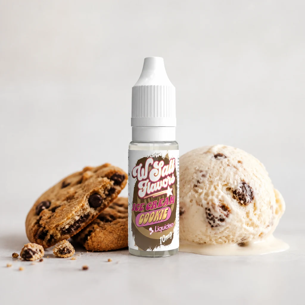 Frasco de Cookie Ice Cream de Liquideo con tapón blanco, junto a galletas con pepitas de chocolate y una bola de helado.