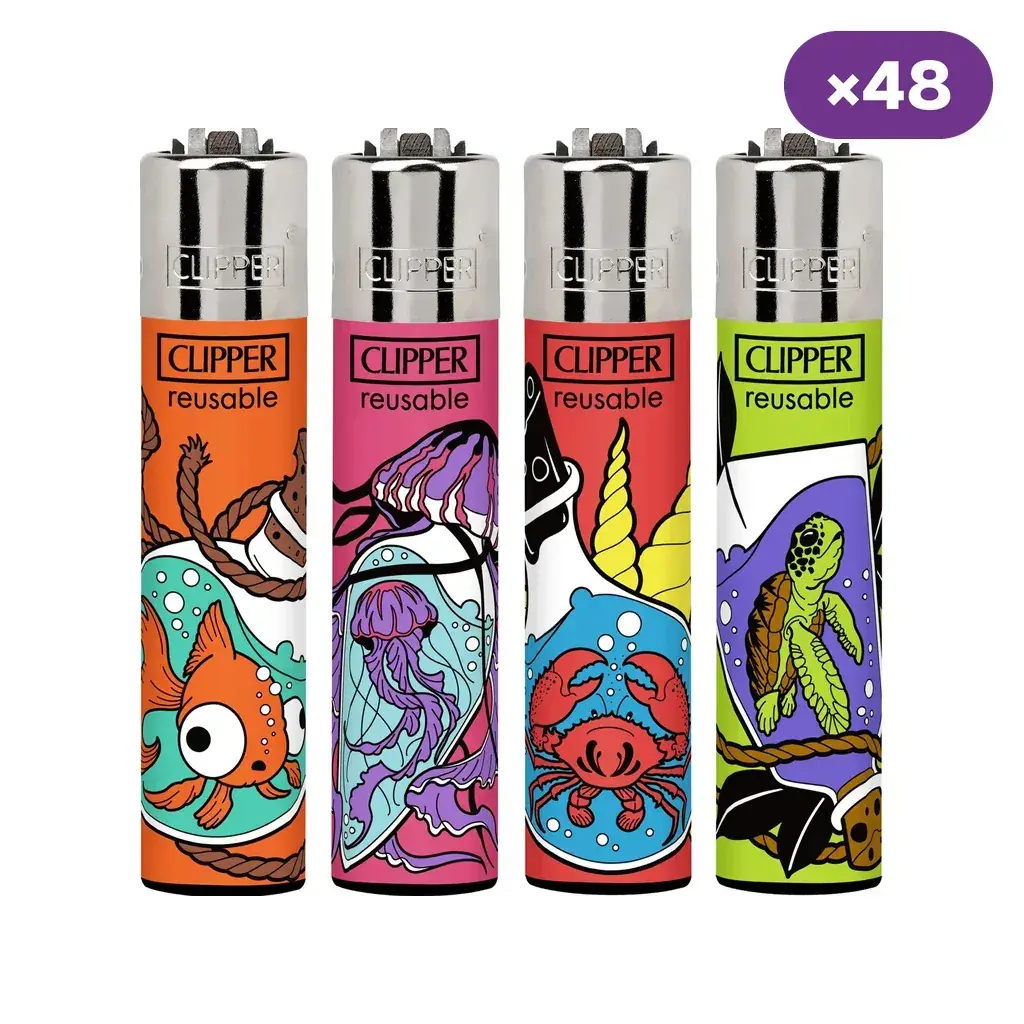 Cuatro diseños de encendedores Clipper Sea Bottles con pez, medusa, cangrejo y tortuga dentro de botellas dibujadas; distintivo ×48.