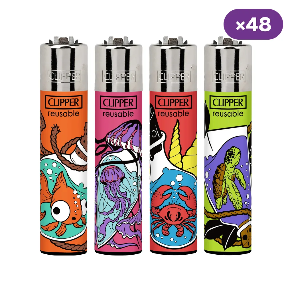 Cuatro diseños de encendedores Clipper Sea Bottles con pez, medusa, cangrejo y tortuga dentro de botellas dibujadas; distintivo ×48.