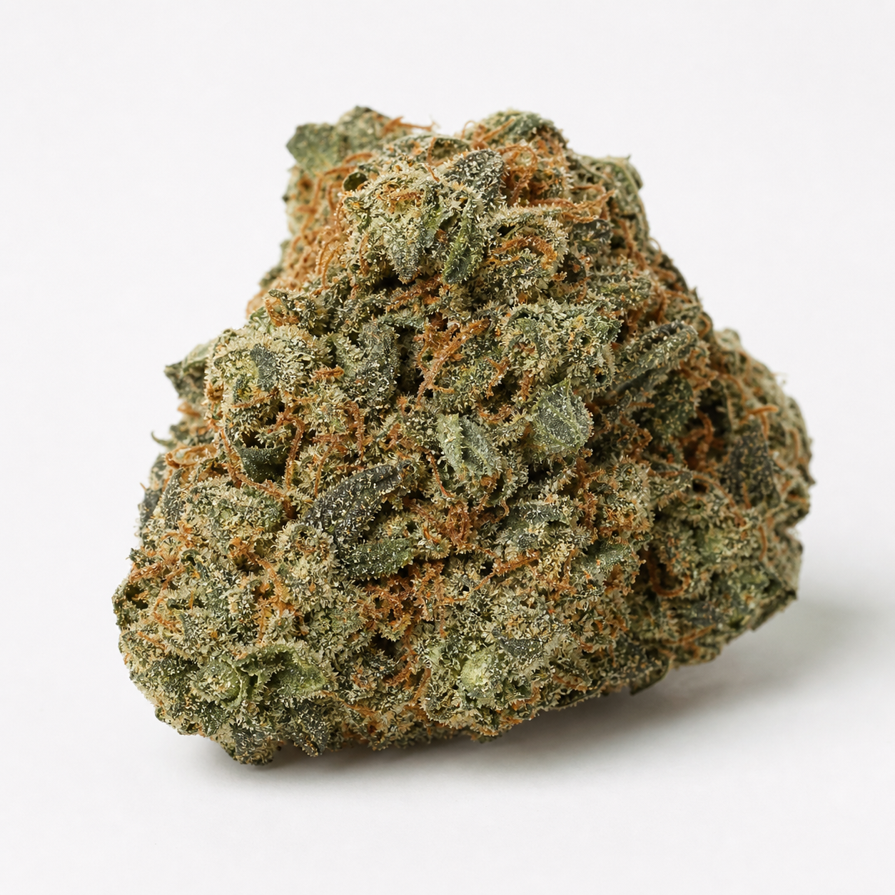Cogollo de cannabis compacto y ancho, con hojas verdes, abundantes pistilos anaranjados y una cobertura blanquecina sobre fondo blanco.