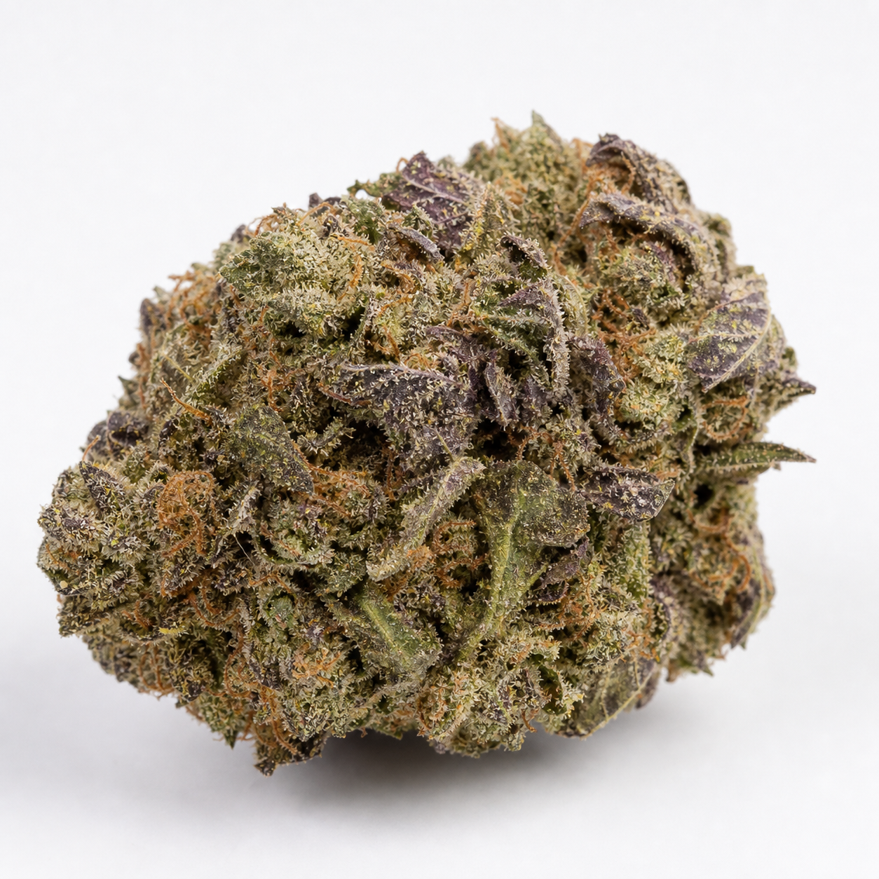 Cogollo de Banana Kush Cake de Sensi Seeds en primer plano, con hojas verdes y moradas, filamentos anaranjados y abundantes tricomas.