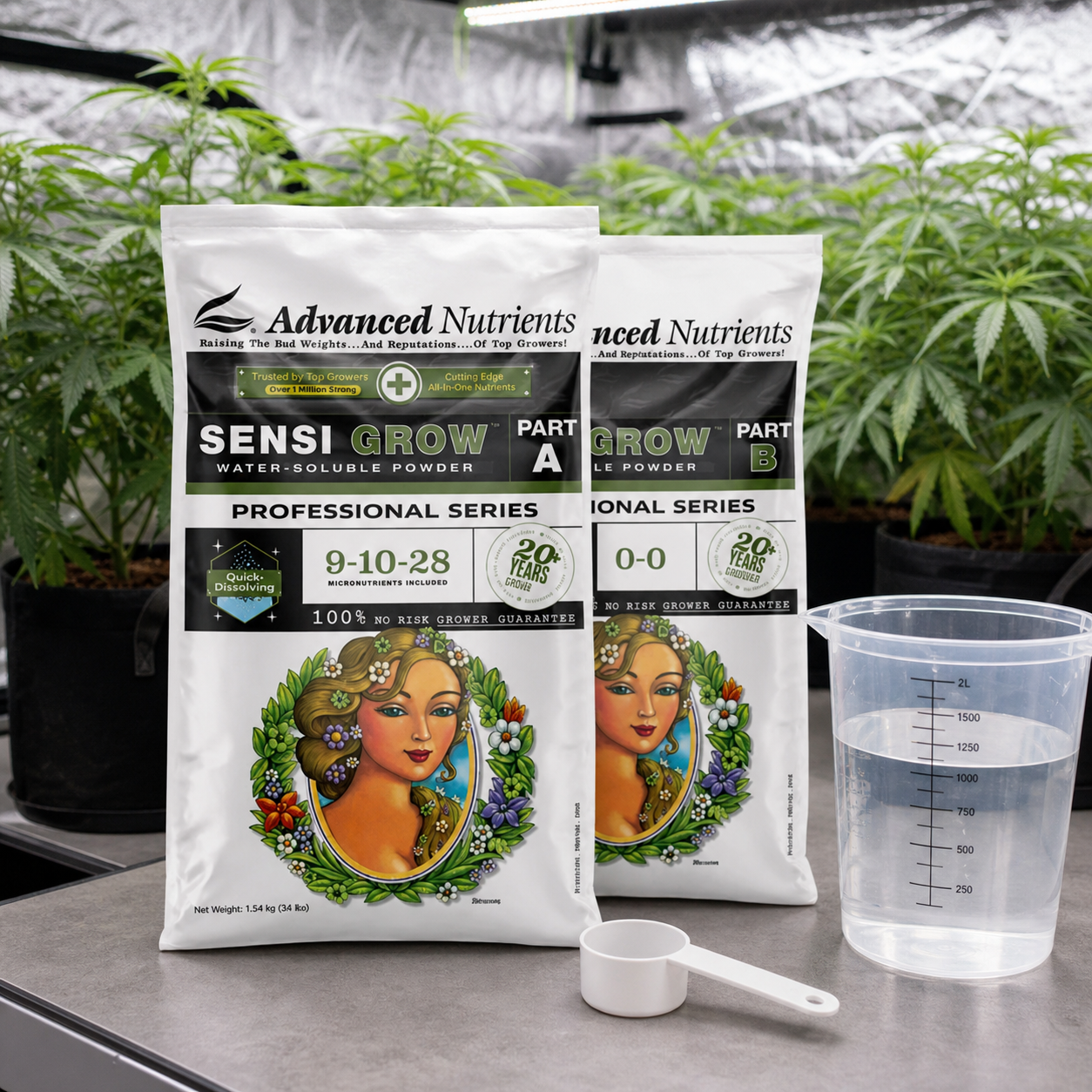 Bolsas de Advanced Nutrients Sensi Grow A y B junto a una jarra graduada con líquido y una cuchara, con plantas al fondo. Bolsas de Advanced Nutrients Sensi Grow A y B junto a una jarra graduada con líquido y una cuchara, con plantas al fondo.