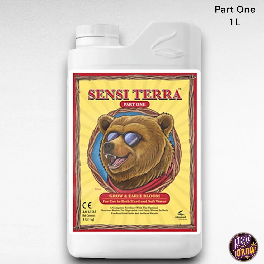 Envase blanco de Sensi Terra Part 1 de Advanced Nutrients, de 1 L, con etiqueta amarilla ilustrada con un oso con gafas de sol. Envase blanco de Sensi Terra Part 1 de Advanced Nutrients, de 1 L, con etiqueta amarilla ilustrada con un oso con gafas de sol.