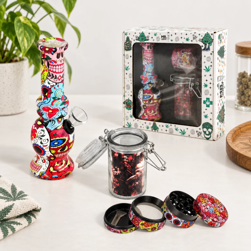 Escena generada con bong de calaveras y flores, grinder desmontado, tarro abierto y caja del set sobre una mesa.