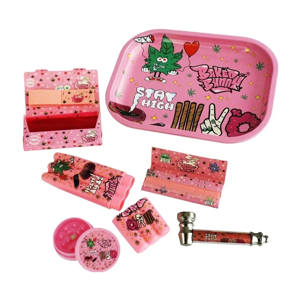 Set de accesorios de fumador rosas con bandeja, grinder, pipa y librillos, decorados con hojas, corazones y dibujos de estilo grafiti. Set de accesorios de fumador rosas con bandeja, grinder, pipa y librillos, decorados con hojas, corazones y dibujos de estilo grafiti.