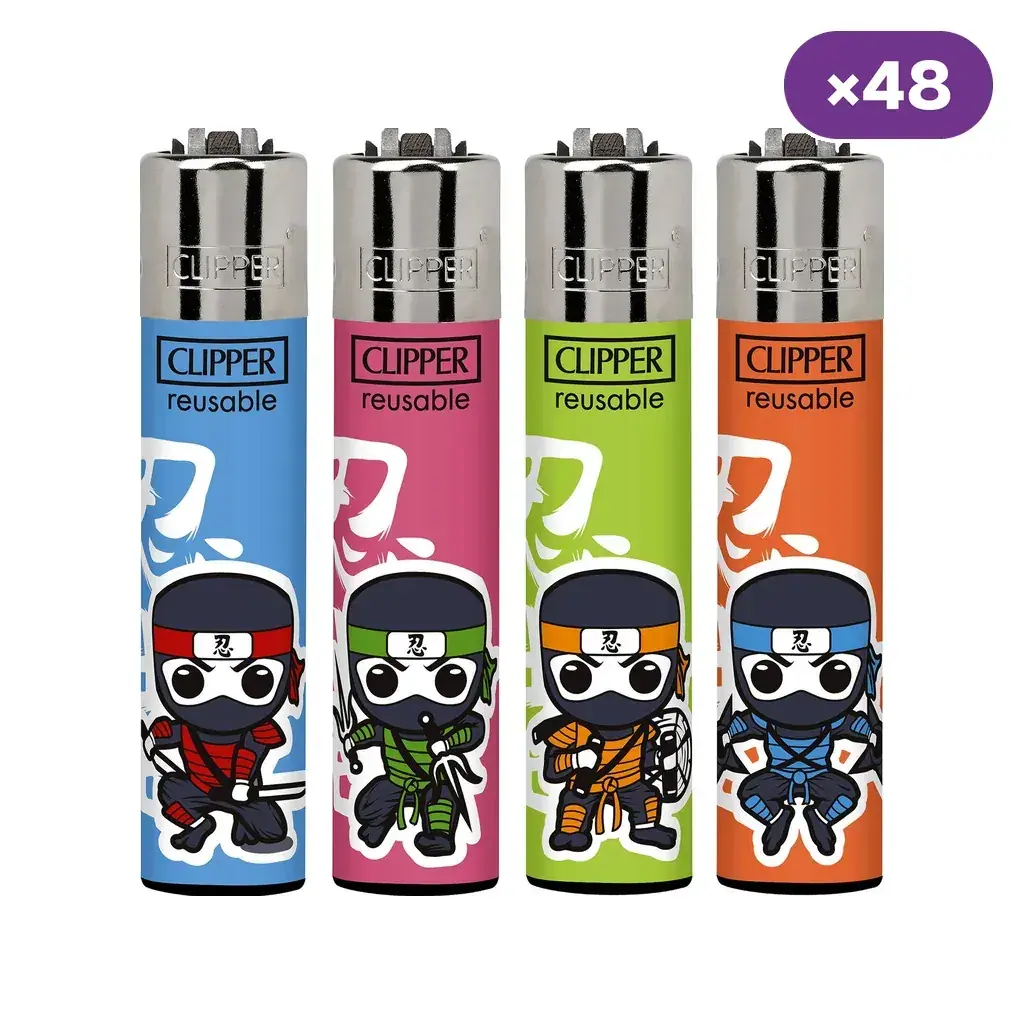 Selección de encendedores Clipper Shinobis en azul, rosa, verde y naranja, con dibujos de ninjas y distintivo de 48 unidades.