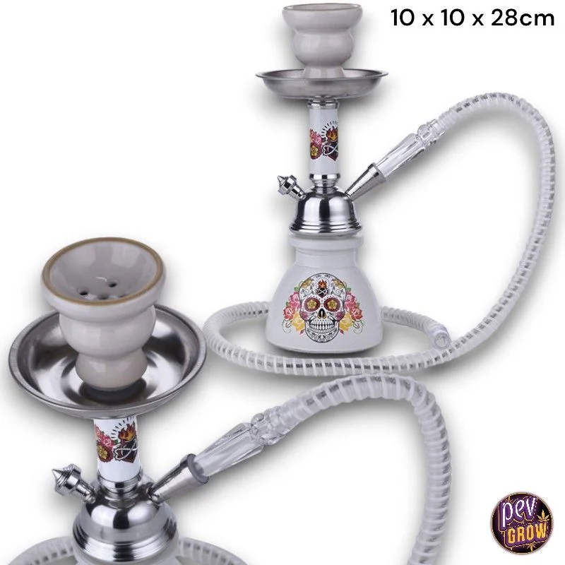 Cachimba blanca de 28 cm con calavera floral, plato plateado y manguera translúcida, mostrada completa y en detalle.