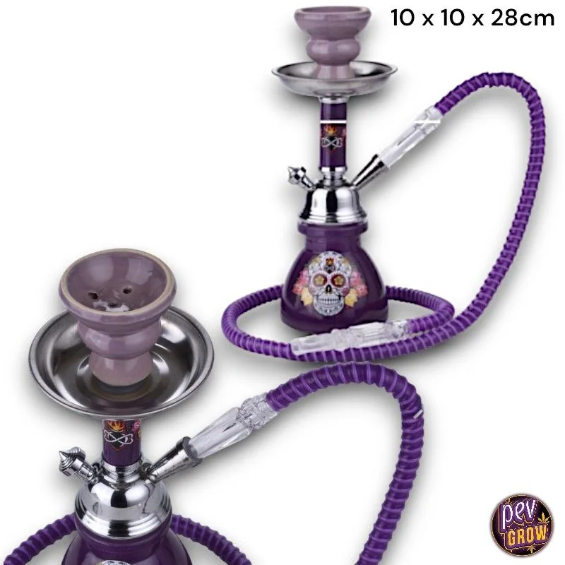 Cachimba morada con calavera decorativa, cazoleta y manguera a juego y piezas plateadas, mostrada completa y en una vista de detalle.