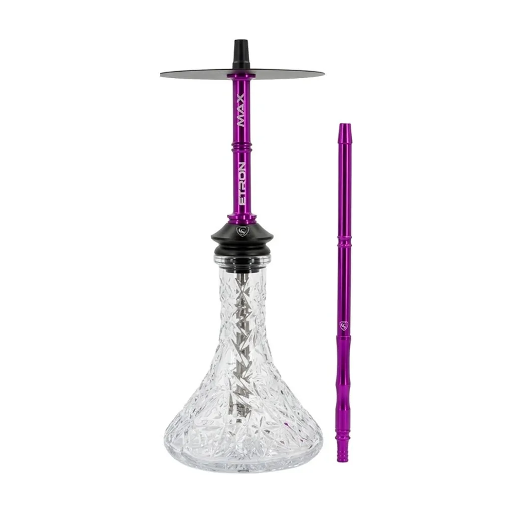 Shisha Cold Smoke Etron Max con base transparente de relieve geométrico, mástil morado y plato metálico, junto a una boquilla morada. Shisha Cold Smoke Etron Max con base transparente de relieve geométrico, mástil morado y plato metálico, junto a una boquilla morada.