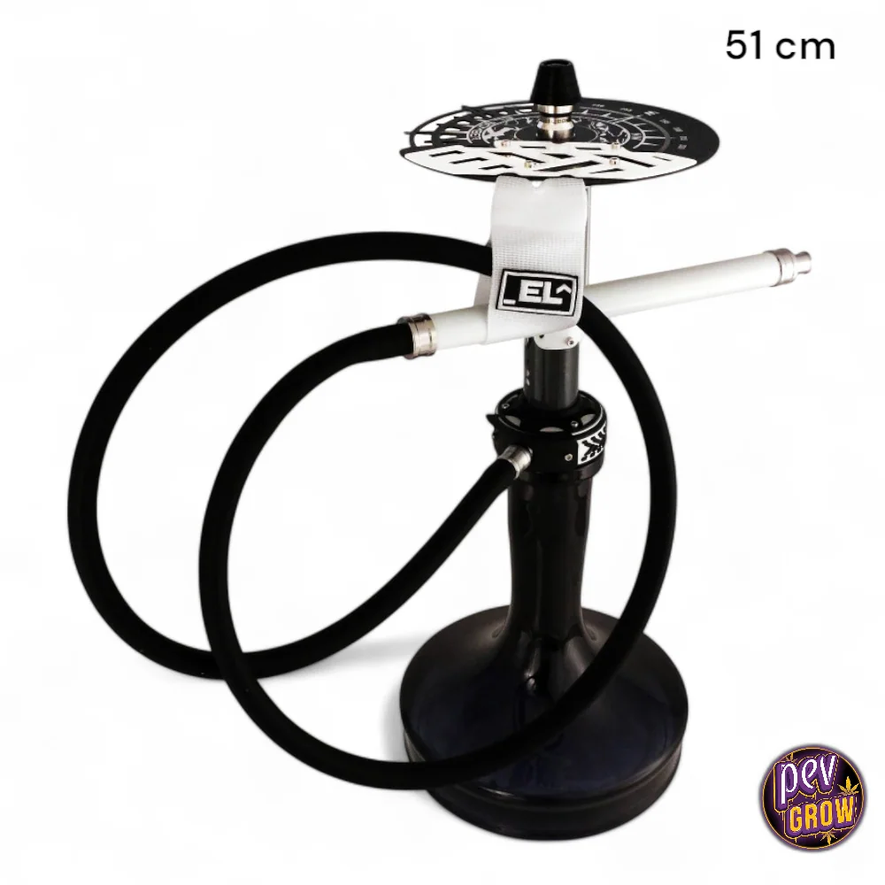 Shisha El Bomber de 51 cm con base negra, manguera negra enrollada, boquilla plateada y bandeja superior decorada.
