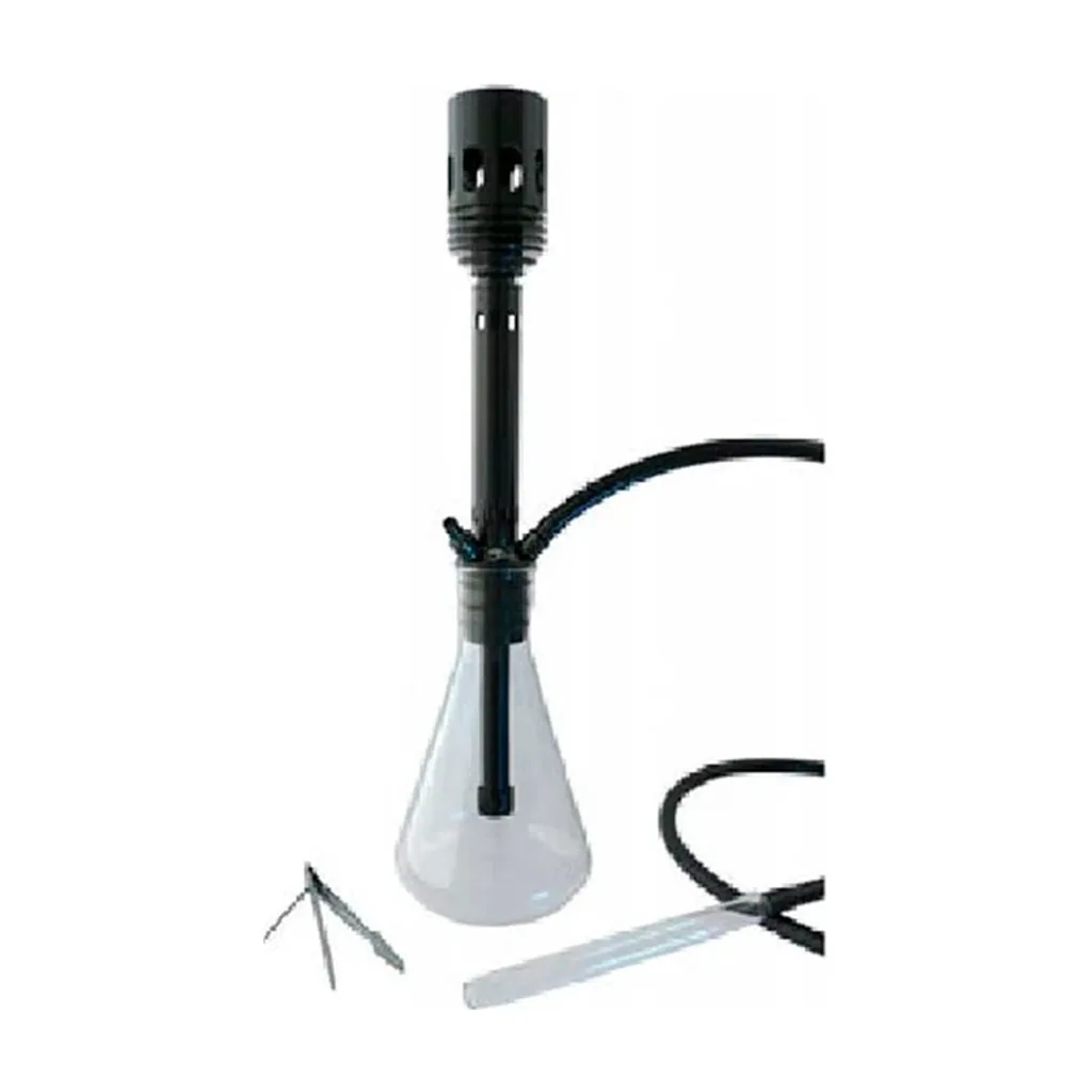 Shisha Horus con cuerpo negro, base transparente cónica y manguera con boquilla clara; unas pinzas aparecen al lado. Shisha Horus con cuerpo negro, base transparente cónica y manguera con boquilla clara; unas pinzas aparecen al lado.