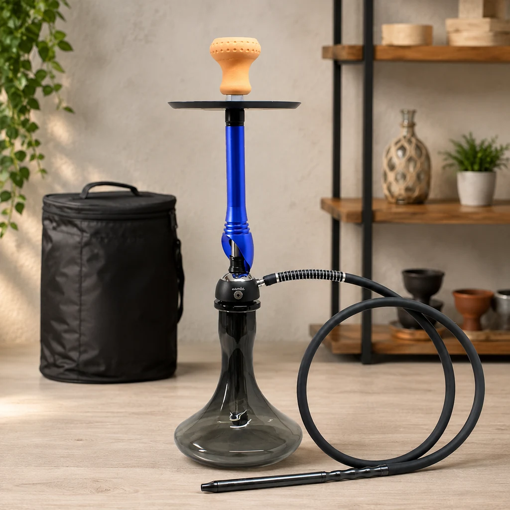 Cachimba Z-19 con mástil azul, base oscura y cazoleta clara; la manguera negra rodea la base y una funda queda detrás.