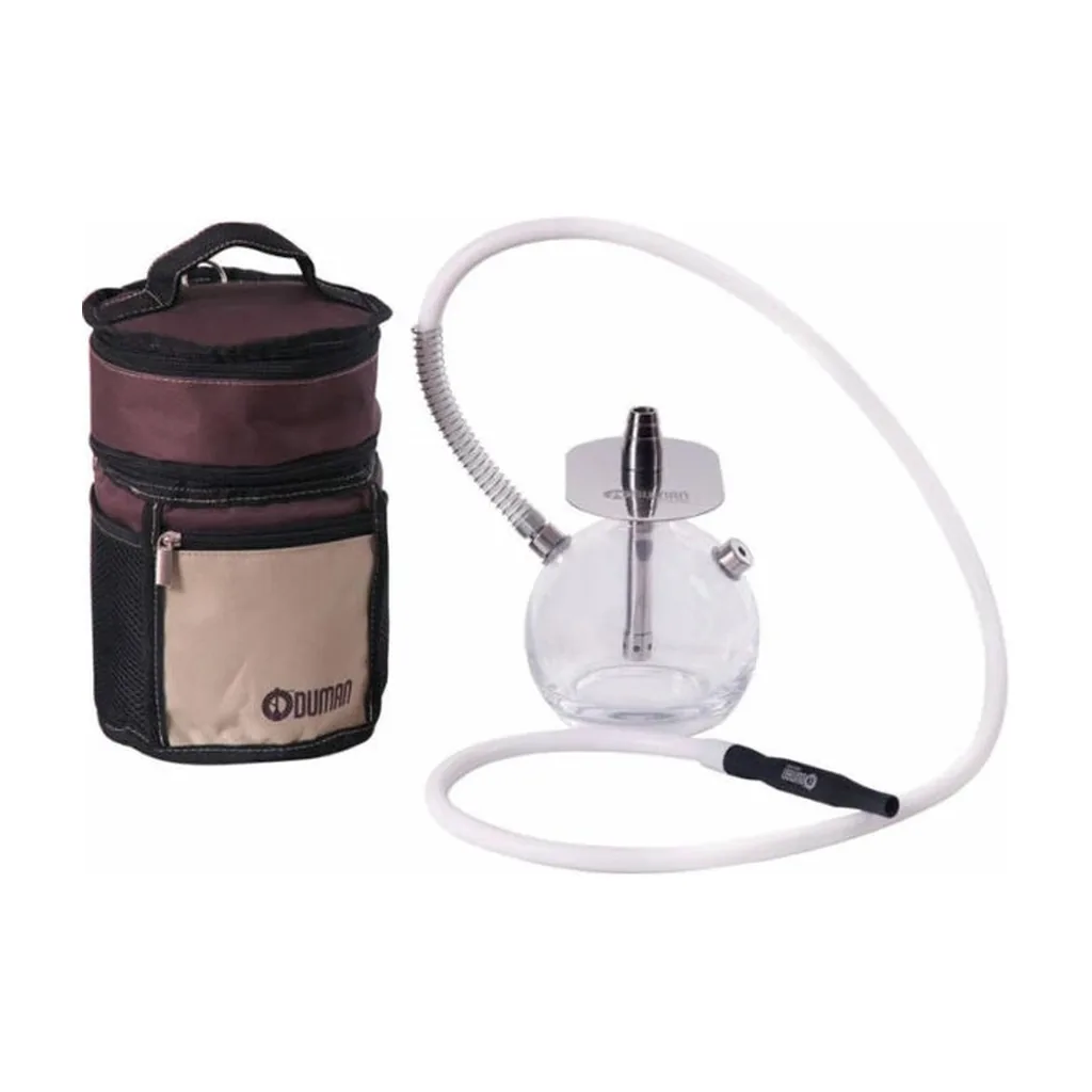 Shisha Oduman Tank N7 con base transparente redondeada, una manguera blanca con boquilla negra y bolsa de transporte al lado. Shisha Oduman Tank N7 con base transparente redondeada, una manguera blanca con boquilla negra y bolsa de transporte al lado.