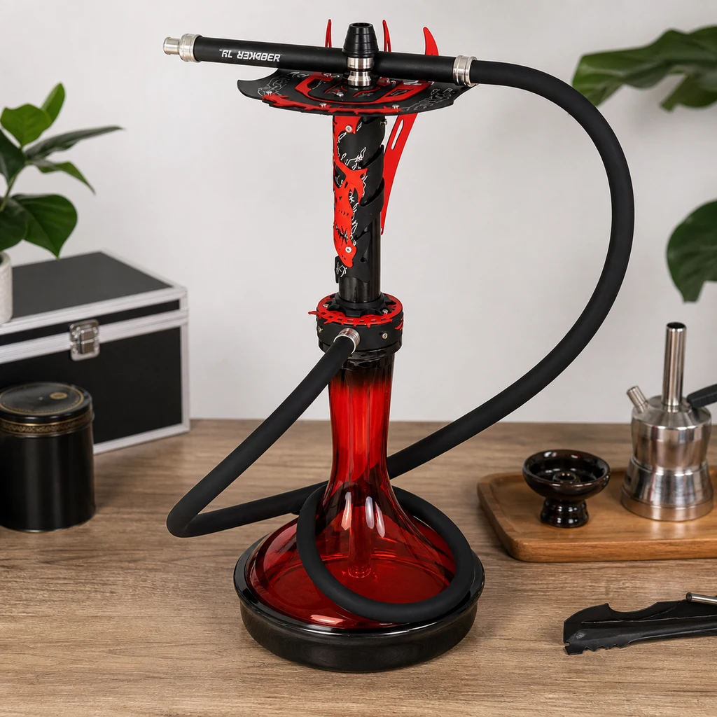 Escena generada de una cachimba roja y negra con base translúcida y manguera negra enrollada, sobre una mesa con accesorios.