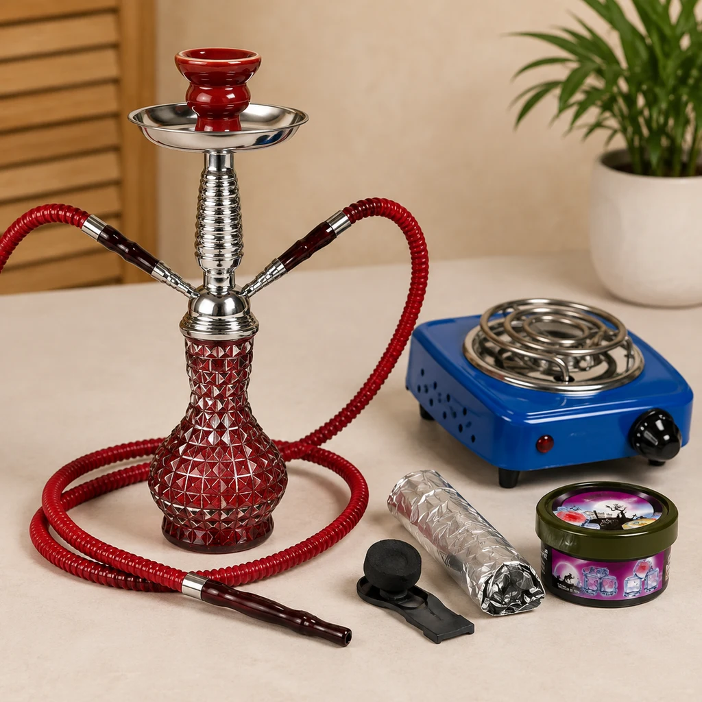 Cachimba roja con cuerpo plateado y mangueras rojas junto a un hornillo azul, carbón, un envoltorio plateado y un bote.