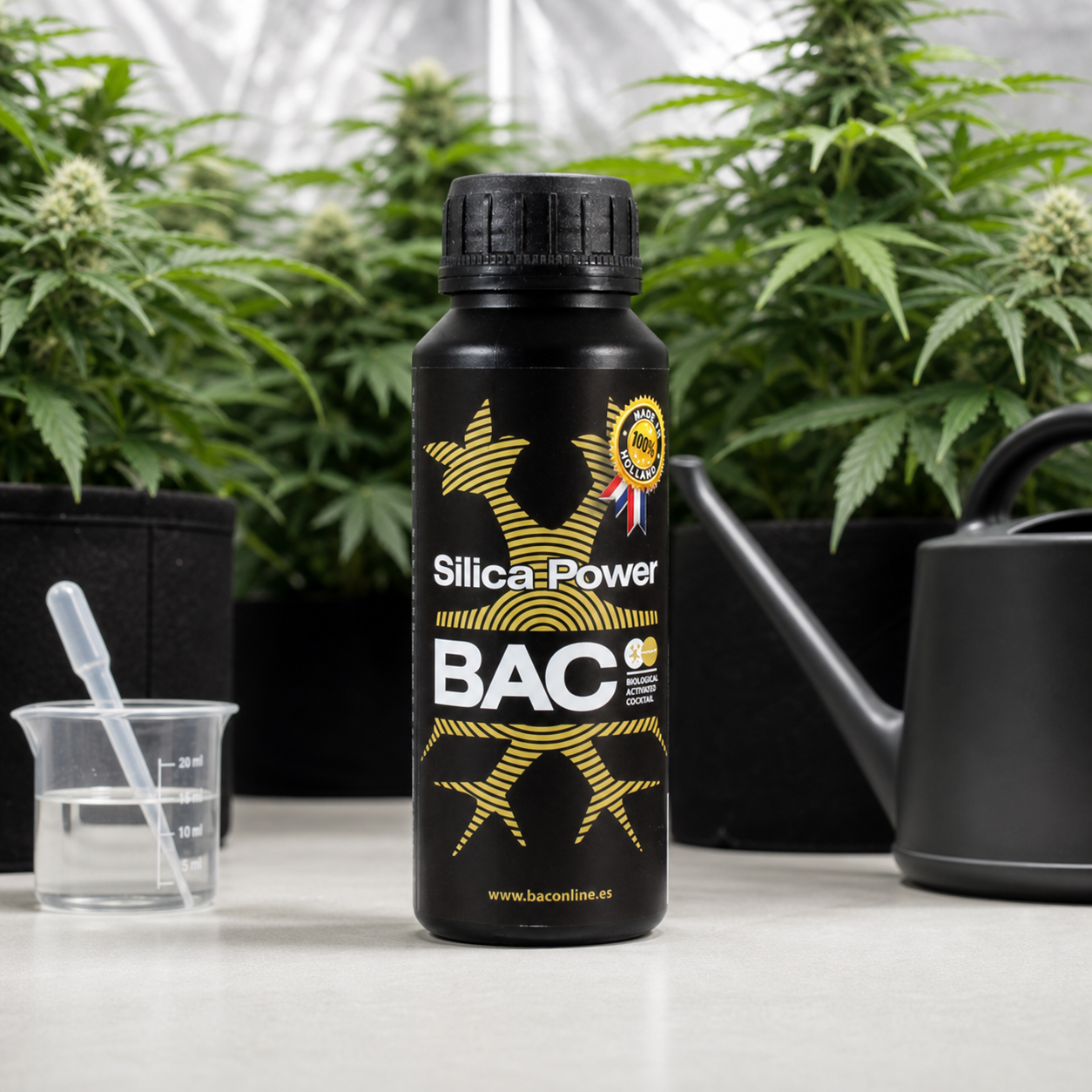 Botella negra de Silica Power de BAC junto a un vaso graduado con pipeta y una regadera, con plantas de cannabis al fondo.