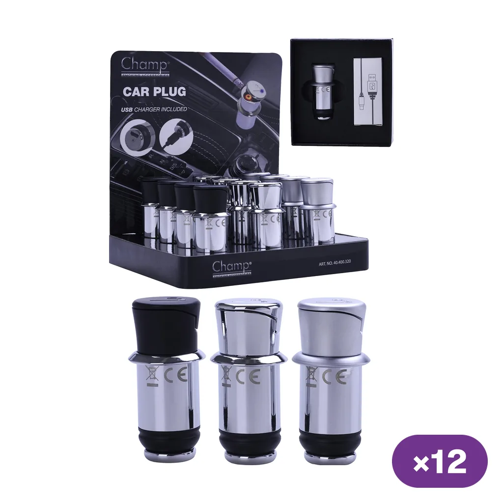 Expositor Champ Car Plug con varias unidades cilíndricas plateadas y acabados negro, cromado y gris, junto a una caja abierta con cable USB.