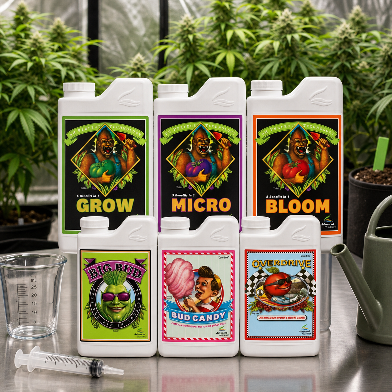 Envases Advanced Nutrients Grow, Micro, Bloom, Big Bud, Bud Candy y Overdrive junto a utensilios de medición y plantas al fondo. Envases Advanced Nutrients Grow, Micro, Bloom, Big Bud, Bud Candy y Overdrive junto a utensilios de medición y plantas al fondo.