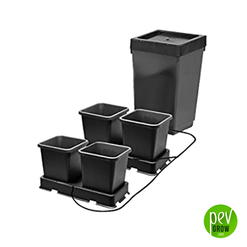 Sistema AutoPot Easy2Grow con macetas cuadradas negras sobre bandejas conectadas por tubos a un depósito elevado con tapa.