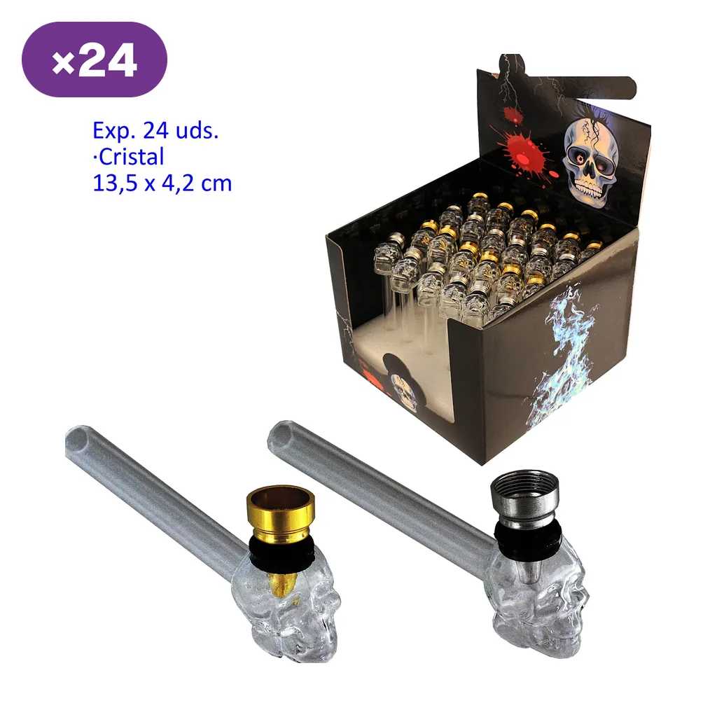 Pipas de cristal Skull con cazoleta en forma de calavera y acabados dorado y plateado, junto a un expositor rotulado con 24 unidades.