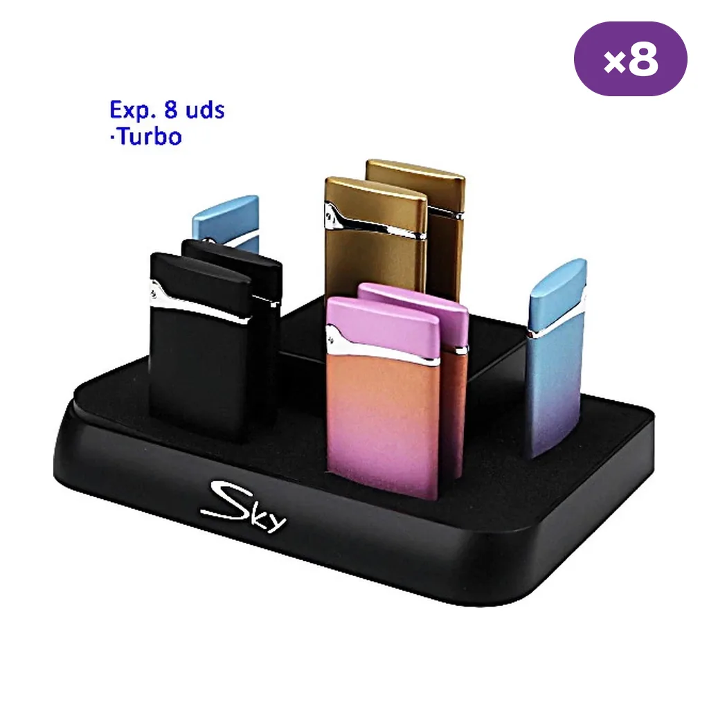Expositor negro Sky con ocho encendedores planos en tonos negro, dorado, azul y rosa degradado; rótulo «×8». Expositor negro Sky con ocho encendedores planos en tonos negro, dorado, azul y rosa degradado; rótulo «×8».