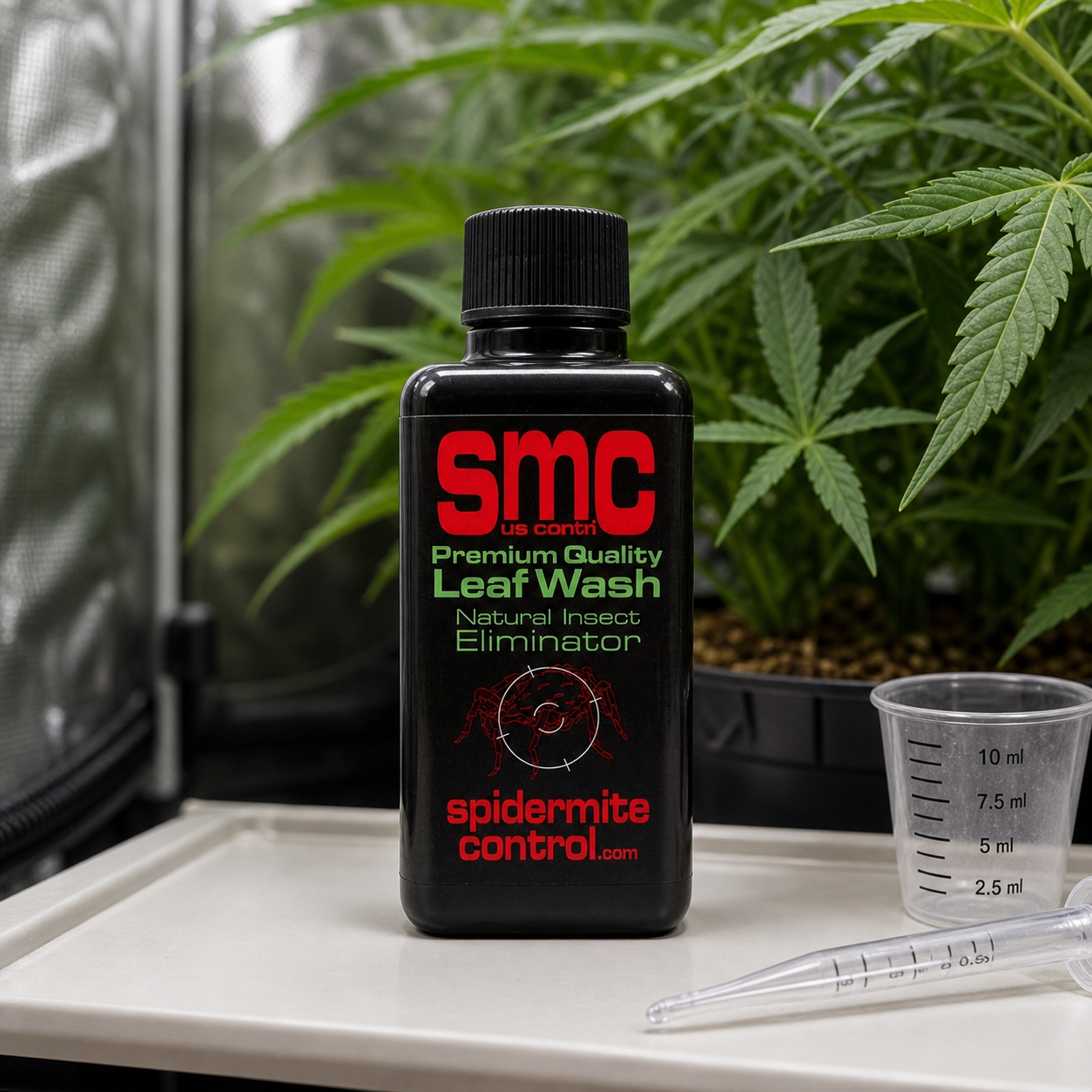 Botella negra de Control de Ácaros SMC sobre una bandeja, junto a un vaso graduado y una pipeta, con plantas de cannabis al fondo.